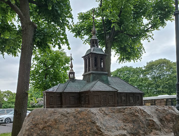 На месте первой церкви Санкт-Петербурга  — Троице-Петровского собора — установлен памятный знак
