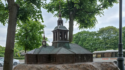 На месте первой церкви Санкт-Петербурга  — Троице-Петровского собора — установлен памятный знак