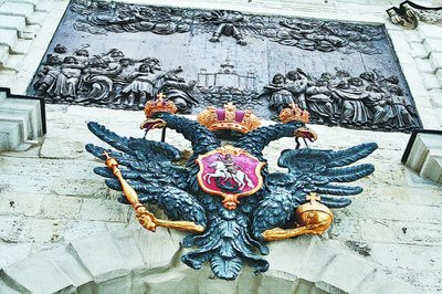 На Петровские ворота Петропавловской крепости водружен герб России — двуглавый орёл