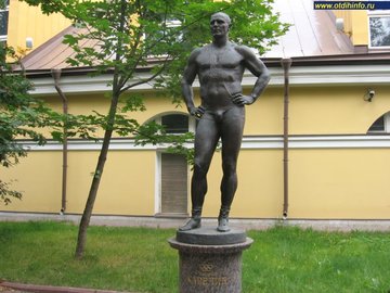 Открыт памятник олимпийскому чемпиону Александру Карелину