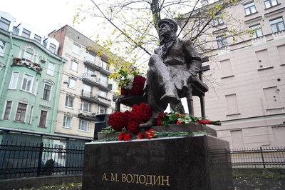 Открыт памятник писателю Александру Володину