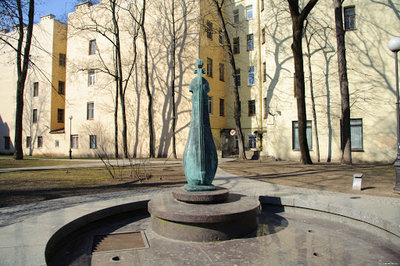 Открыта скульптурная композиция «Первая скрипка» в саду Андрея Петрова