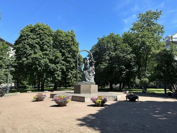 Открыт сквер Низами Гянджеви