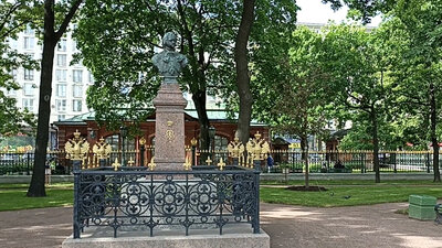 Установлен памятник-бюст перед Домиком Петра I