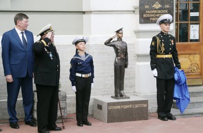 Установлен памятник нахимовцу на Петровской набережной