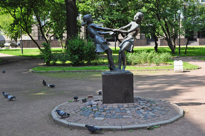 В Аникушинском сквере установлена скульптура "Счастливое детство"